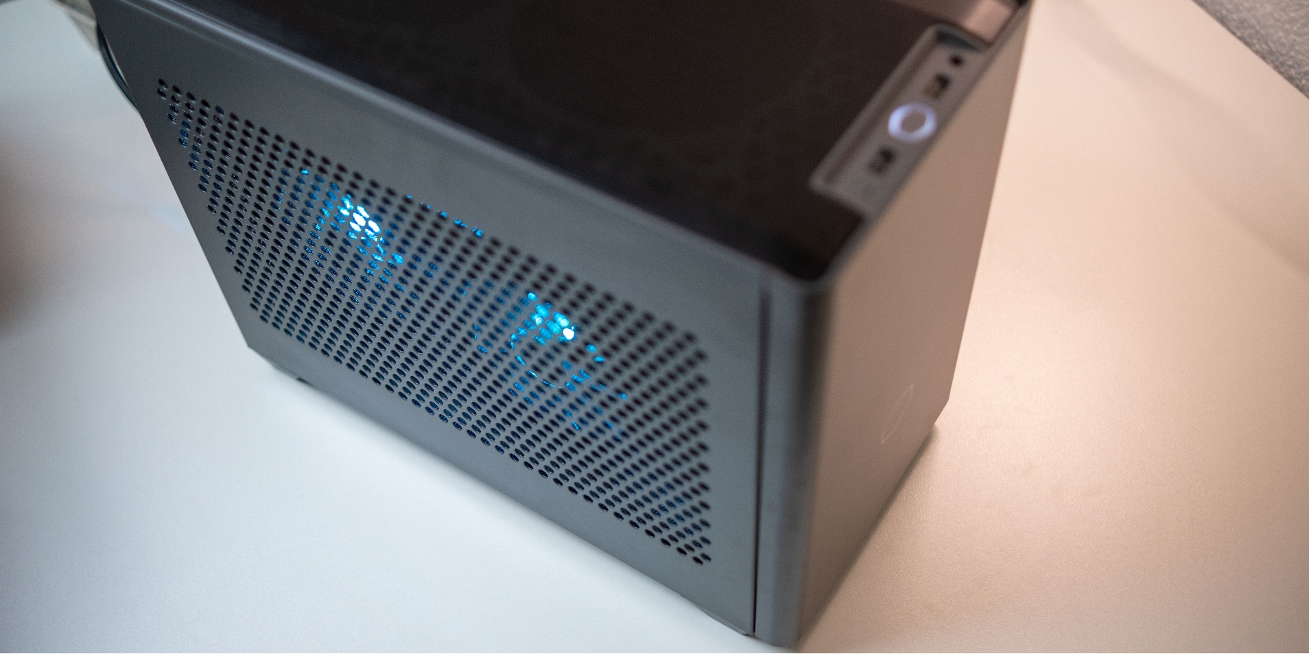 ミニマイス This mini-ITX case even tames an i9 processor - Galaxus