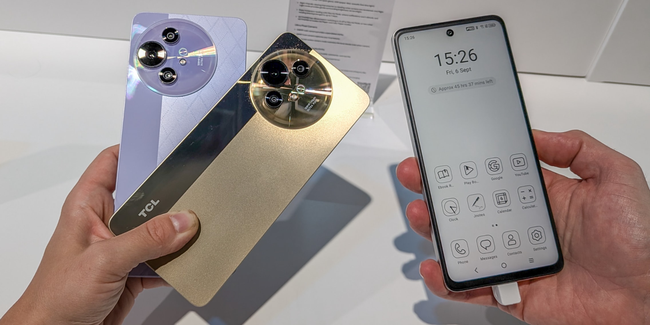 From smartphone to e-reader at the touch of a button with the TCL 