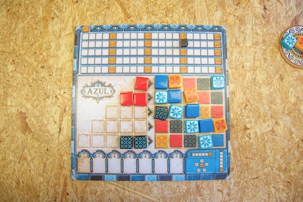 I can move the two red tiles to the right. The black tiles remain in place for the next round.