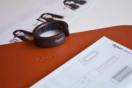 The elements of the kit: a brush to clean the filter, a non-slip mat and a manual.
