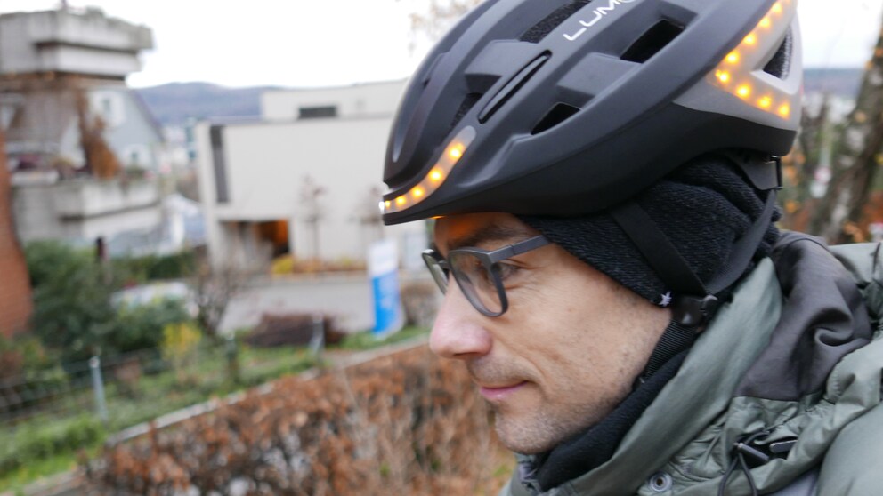 Wenn der Helm blinkt, kann ich mir ein Lächeln nicht verkneifen. Das Licht ist auch tagsüber gut sichtbar.