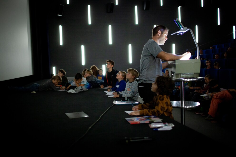 Simon Otto erzählt den Kindern von seiner Arbeit als Animator in Hollywood.