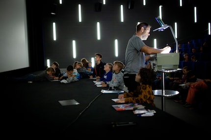 Simon Otto erzählt den Kindern von seiner Arbeit als Animator in Hollywood.