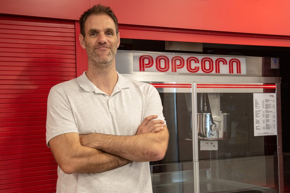 Popcorn gehören weniger zu seinem Leben als mehr zu dem der Betrachter seiner Arbeit.