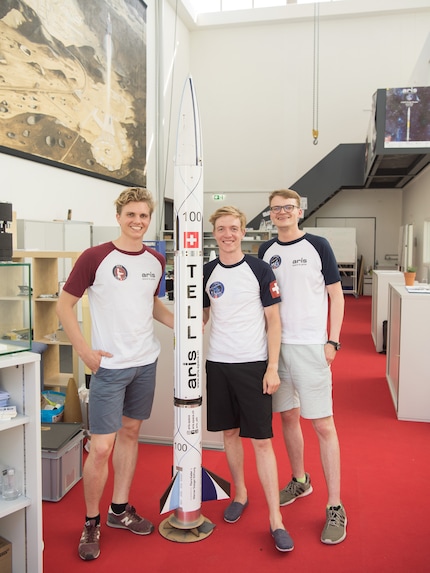 Taking time to explain the technology of ARIS missiles: Christoph German, Paul Prantl and Felix Dannert (from left to right). The TELL missile is a twin. Each project produces two identical models.