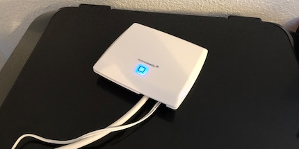 So muss das aussehen: Eine quadratische Box, zwei Kabel und ein blaues Licht.