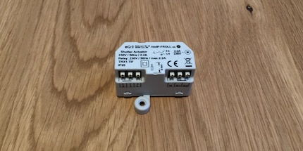 Der Aktor für den Unterputz kommt hinter die Schalter-Installation.