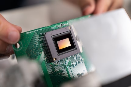 At first glance, the DMD chip looks like a conventional chip. It's actually made up of millions of tiny mirrors, which can't be seen with the naked eye. It's like the pixels on a TV screen.