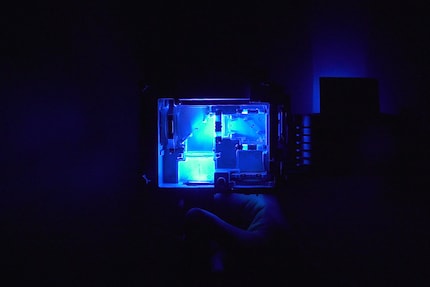There is no blue behind the oblique mirror, as it is reflected directly towards the lens on the right.