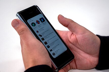 Vorne ist ein Mini-Screen verbaut, mit dem du das Fold vollständig bedienen kannst