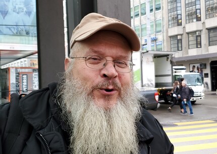 Leser Frederick König, den wir zufällig auf der Strasse getroffen haben, fotografiert mit dem Galaxy Fold