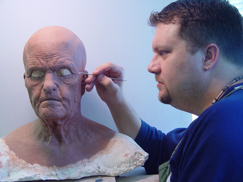 Hier arbeitet Lee an einem Full Head, bestehend aus mehreren Teilen und einem Make-up mit Alterungseffekt.