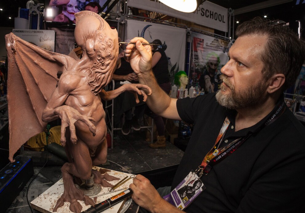 Lee beim Modellieren seiner Cthulhu Standing Maquette Skulptur an der San Diego ComicCon.