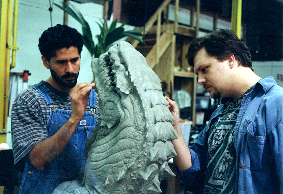 Lee im Jahre 1998 beim Modellieren mit Lead-Skulpteur Jose Fernandez für Patrick Tatopoulos Designs für den Film Godzilla.