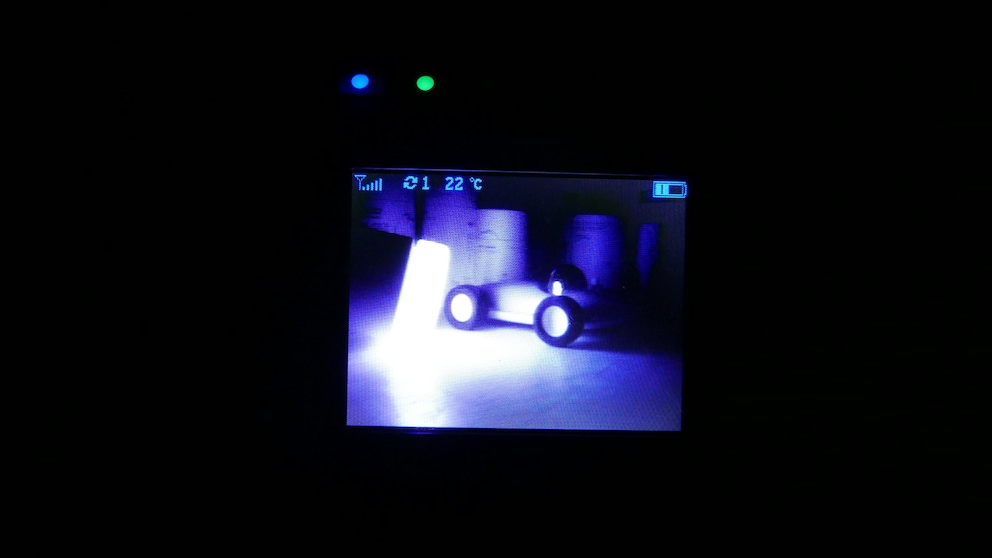 Irgendwie unheimlich: Das Zimmer ist dunkel, aber auf dem Display des Babyphones leuchtet die LED.
