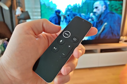 Die Apple-Fernbedienung ist minimalistisch, aber funktional.