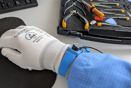 Earthing via wristband and cable.