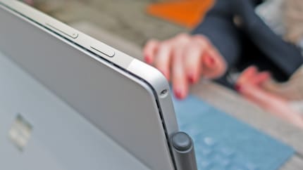 Power button, volume rocker and 3.5 mm jack connection