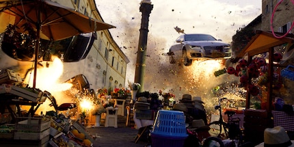 Das Auto: Parkiert in der Luft. Keine Kratzer. Drumherum explodiert alles. Einfach alles. Sogar die Kürbisse. Ja, das muss so sein.