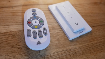 The discreet dimmer switch from Hue (right) next to the remote control from Eglo Connect.