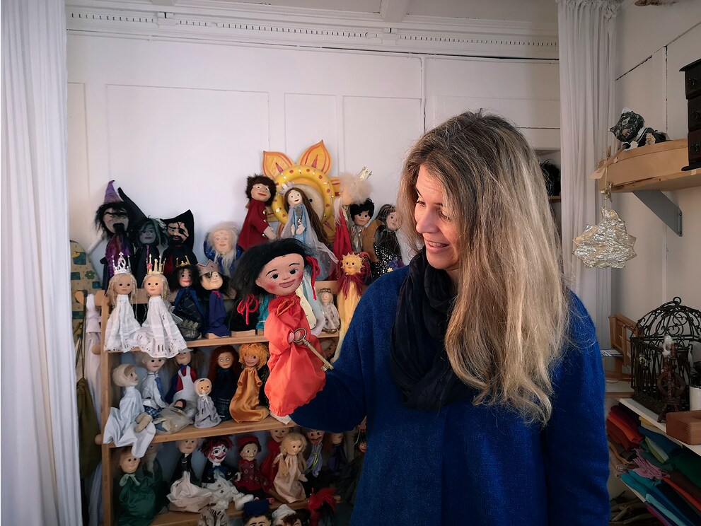 Brigit zeigt mir die weibliche Version des Kasperli, die sie erschaffen hat. Sie wollte, dass sich auch Mädchen mit der allgegenwärtigen Figur identifizieren können.