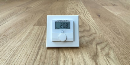 Über den Drehknopf am smarten Thermostaten kannst du die Temperatur auch manuell regeln.