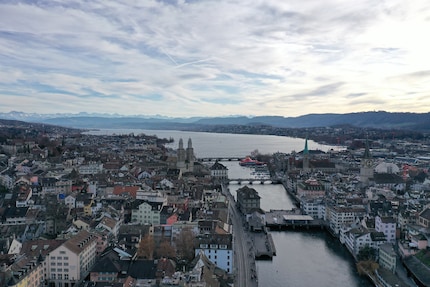 DJI Mavic 2 Pro: The sky is correctly exposed, the houses in the shadow are less dark.