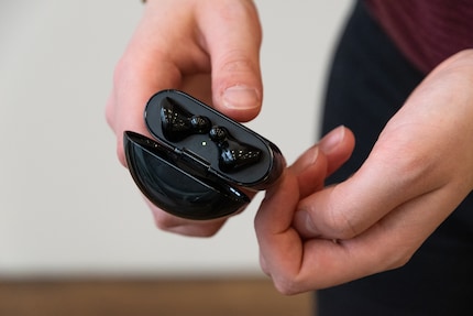 There is a small light at the top of the case that uses colours to indicate the battery status.