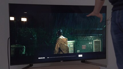 Scene from «Jurassic World 2»: spotlights at the top left. Darkness all around – at least in theory.