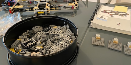 Eine Kuchenform für die kleinen LEGO-Teilchen. Eine weitere, etwas kleinere Form diente mir als Behältnis für die grösseren Teile.