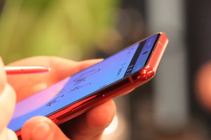 The Galaxy Note10 Lite in «Aura Red» stands out.