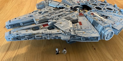 Ungeduldig warten Han Solo und Rey auf die Fertigstellung des fliegenden Monstrums.
