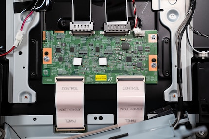 The «graphics card»: this is where information from the mainboard is processed and sent to the LCD panel through the rear panel.
