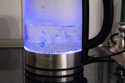 Beim Kochvorgang leuchtet der Glaskörper in einem angenehmen Blau