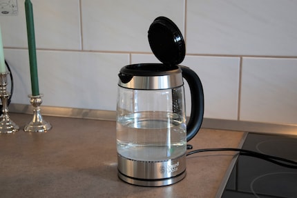 Der Glaswasserkocher fasst maximal 1,7 Liter
