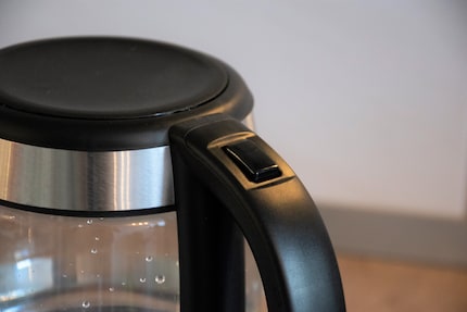 Über den Knopf am Griff öffnet sich der Deckel des Wasserkochers