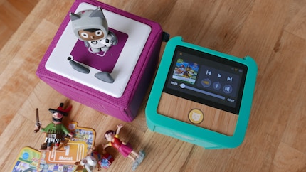 The Toniebox (left) is slightly larger and has thicker padding. With the Tigerbox Touch, the focus is on the display.