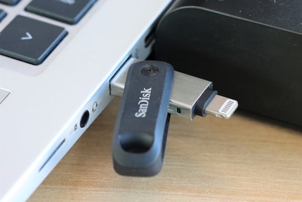 The iXpand Go on the laptop.