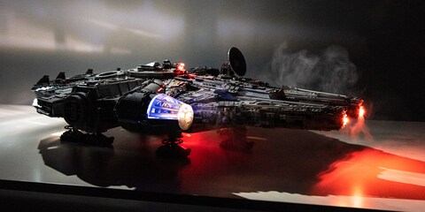 Licht aus, Scheinwerfer an – der LEGO Millennium Falcon inklusive LED-Beleuchtung. Bild: Thomas Kunz