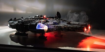 Lights off, headlights on. The LEGO Millennium Falcon with LED lighting. Image: Thomas Kunz