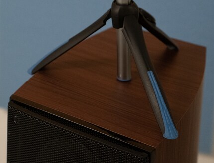 The stand has no place on surfaces smaller than 20×20 cm.