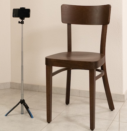 The Selife stick can also be used as a height-adjustable tripod support if it is lightweight.