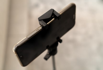 The bracket for the smartphone cannot be positioned exactly in the centre, but that doesn't matter.