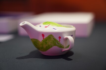 Eine personalisierbare Schnabeltasse aus Porzellan dient pflegebedürftigen Erwachsenen. Gegenwärtig gibt es sie nur als Plastikbecher mit Schnabelaufsatz.
