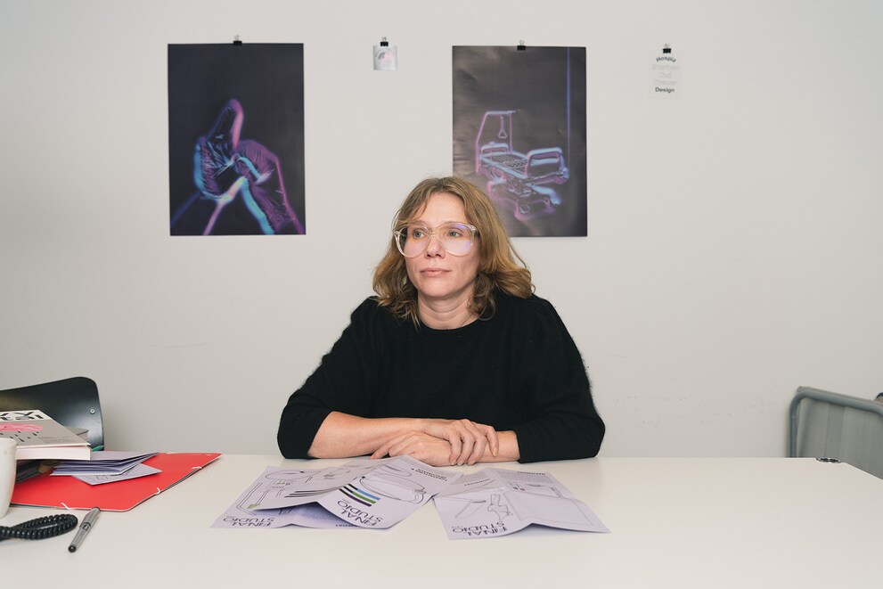 Bitten Stetter in ihrem Büro an der Zürcher Hochschule der Künste. Hier lehrt sie in der Fachrichtung Trends & Identity und im MA Design.