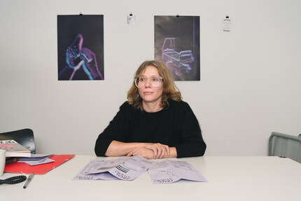 Bitten Stetter in ihrem Büro an der Zürcher Hochschule der Künste. Hier lehrt sie in der Fachrichtung Trends & Identity und im MA Design.