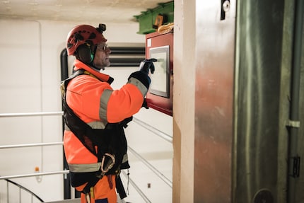 Markus Neuenschwander, specialised in the maintenance of extraordinary constructions, operating the pump controls.