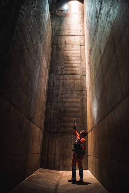 Alain Fallegger at the throttle regulator and flow regulation site Wylerbad. This is where the water sometimes rises to the overflow rim.