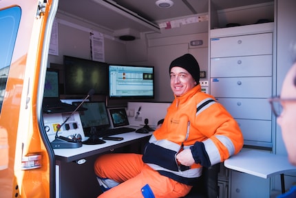 The command centre: Theo Maibach is steering the camera van today.