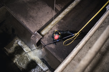 Hard at work at the rainwater overflow basin Seftau: Martin Pauli is specialised in the maintenance of extraordinary constructions.